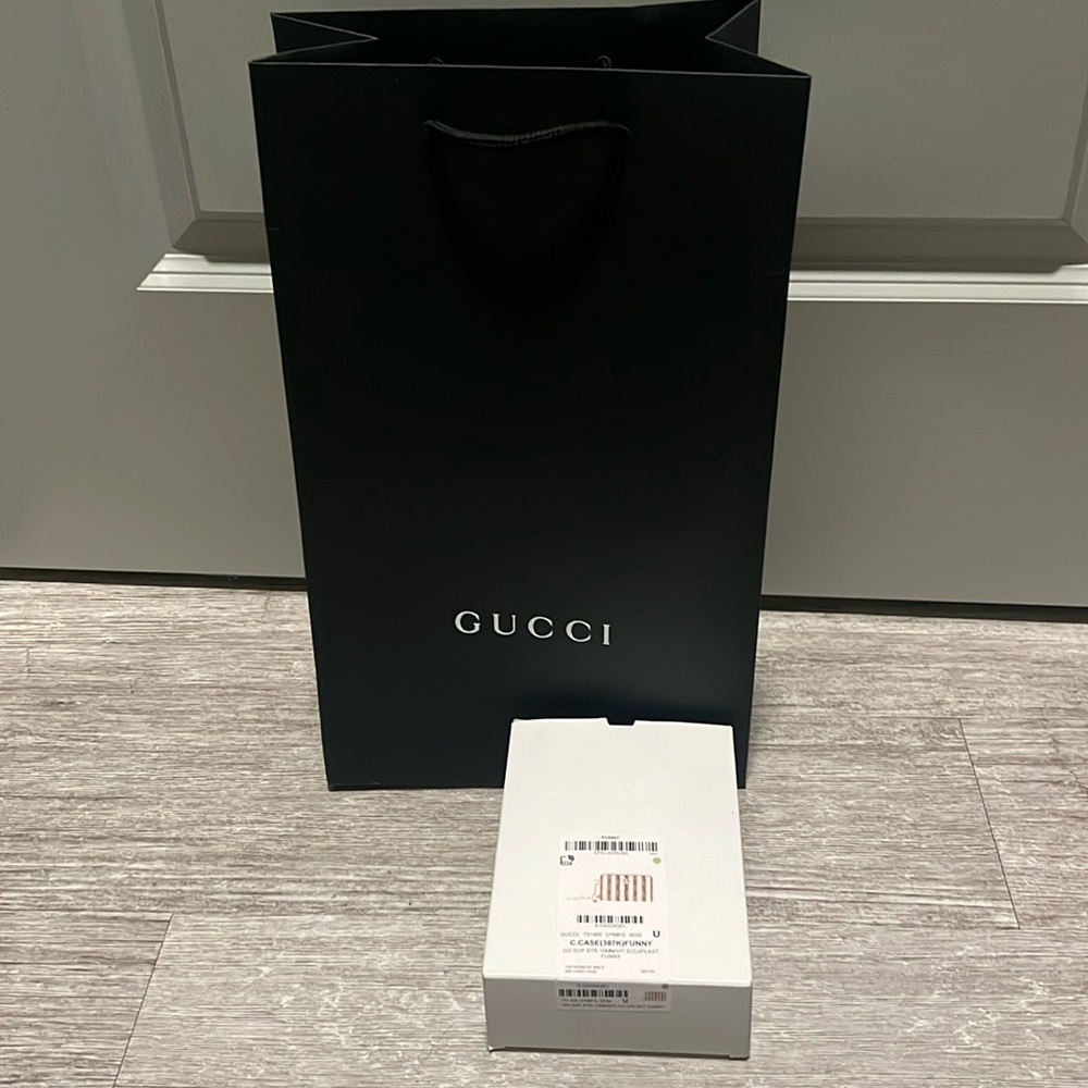 NWT AUTHENTIC PRETTY IN PINK 🎀GUCCI WALLET AND KEY CHAIN ATTACHED